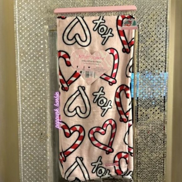 Betsey Johnson Candy‎ Cane Heart Pink Christmas Blanket - Picture 1 of 10